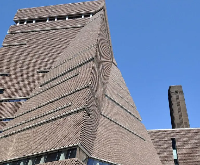 Pretty as Brutalist Picture – Tate Modern Joins the #OneLess Revolution