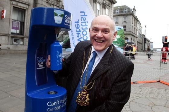 Lord Provost Barney Crockett tries out the new blue drinking water bottle